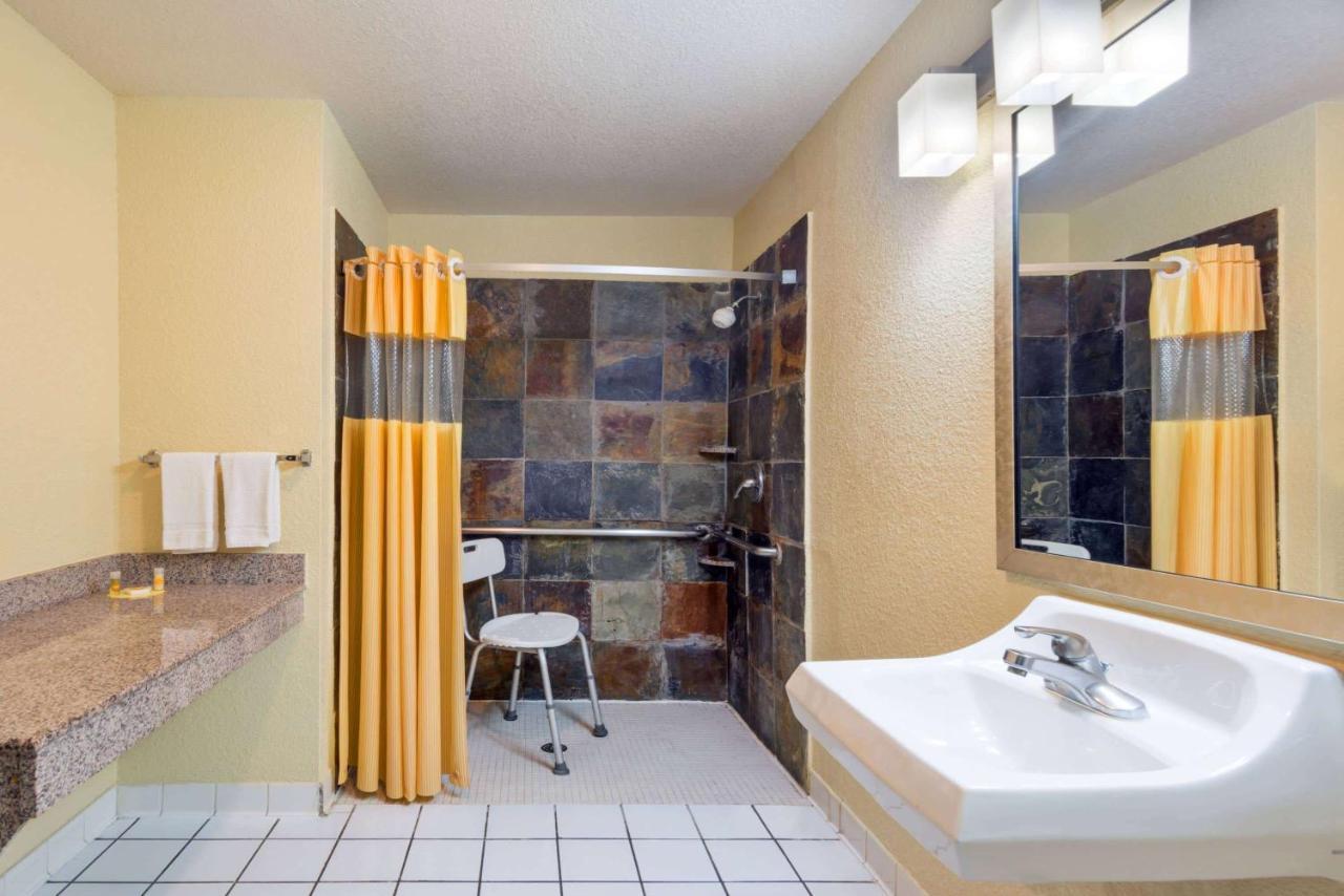 Days Inn By Wyndham Near Seaworld San Antonio Zewnętrze zdjęcie