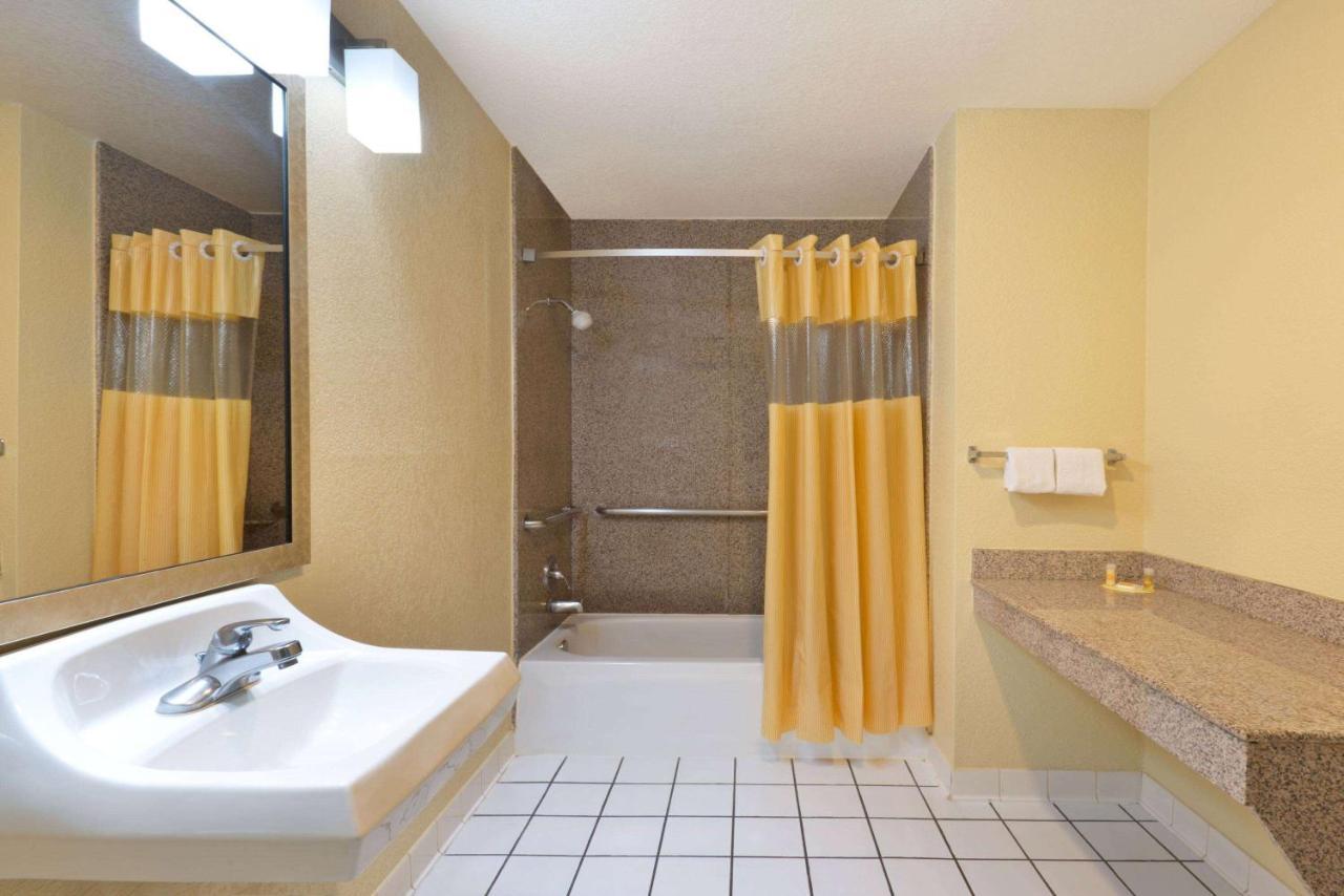 Days Inn By Wyndham Near Seaworld San Antonio Zewnętrze zdjęcie